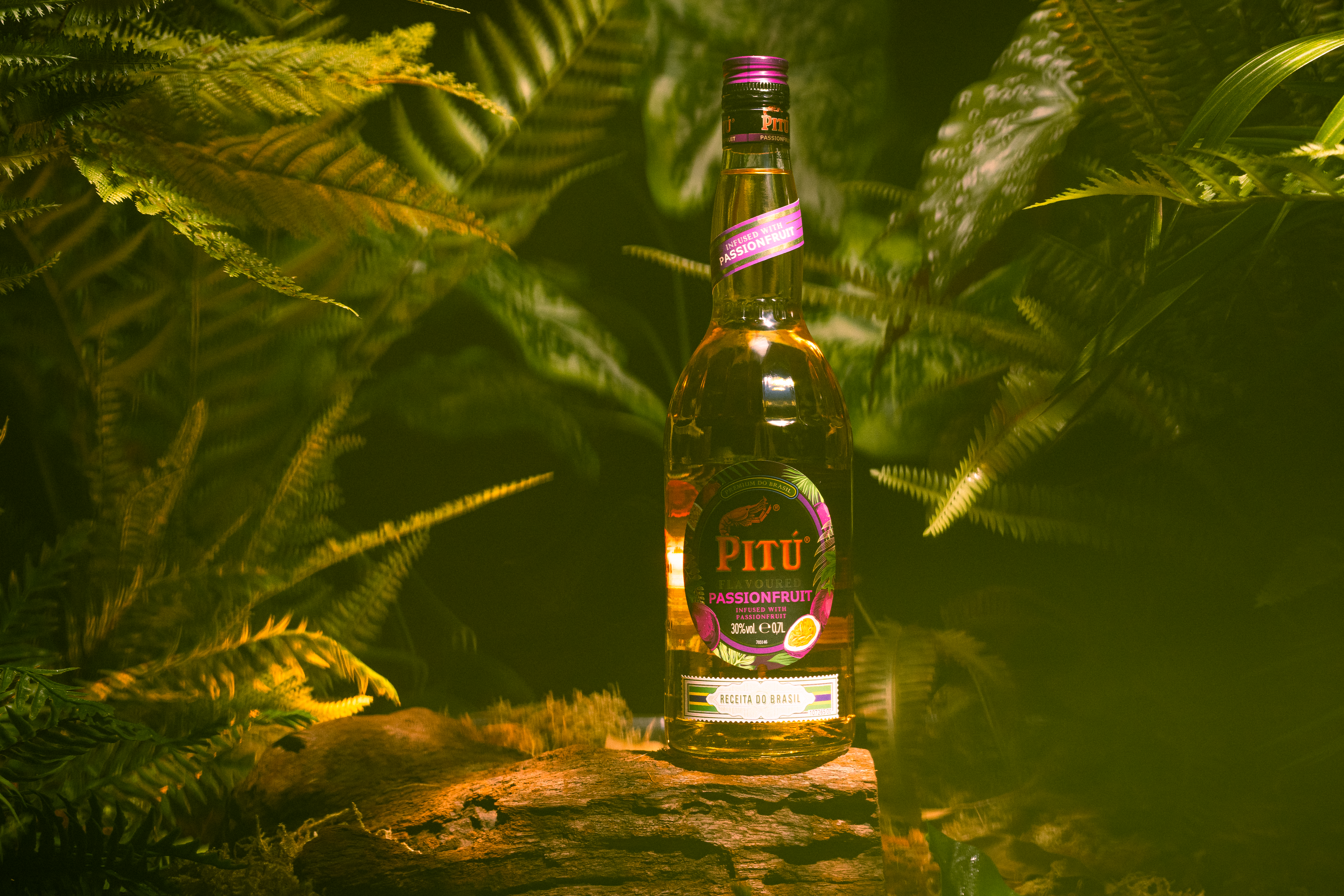 Alkoholflasche von Pitú, aufgenommen im Jungle-Setting, von der Werbeagentur twoseocnds