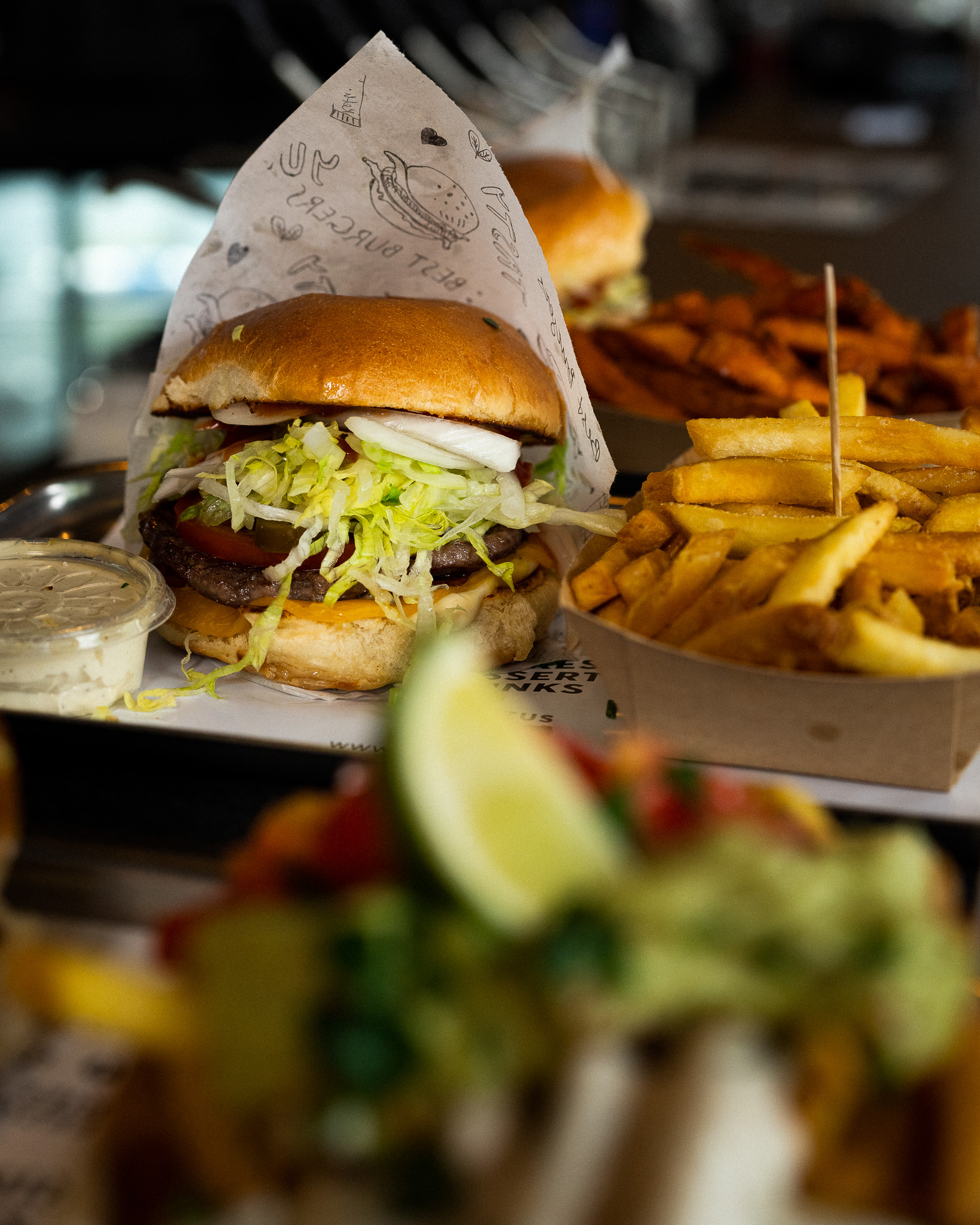Foto vom Burger und Pommes, welches von der twoseconds Werbeagentur aufgenommen wurde.